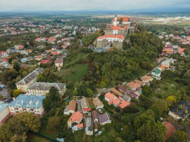 Kale. Palanok Kalesi. Mukachevo. Ukrayna. Hava görünümü.