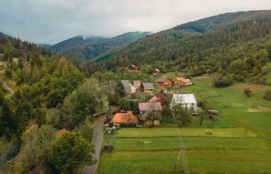 Dağ manzarası. Tatil yeri. Pylypets. Ukrayna. Hava görünümü.