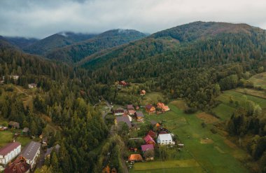 Dağ manzarası. Tatil yeri. Pylypets. Ukrayna. Hava görünümü.