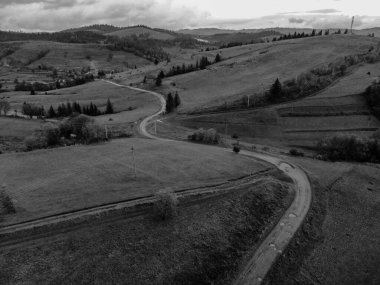 Yol. Virajlı yol. Hava görünümü.