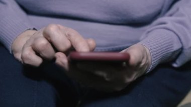 Cep telefonu. Yaşlı bir büyükanne modern bir cep telefonuyla konuşuyor..