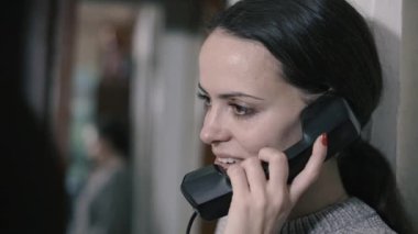 Telefonunuz var. Kadın telefonda konuşuyor..