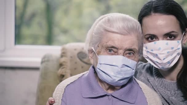 Pandemia Mundial Avó Neta Estão Usando Máscaras Médicas — Vídeo de Stock