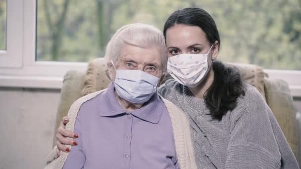Dünya Çapında Bir Salgın Büyükanne Torun Tıbbi Maske Takıyor — Stok video
