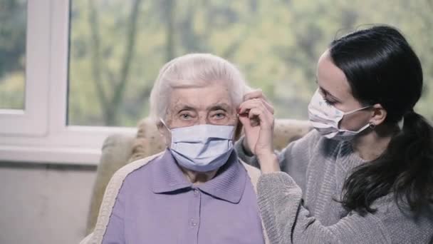 Medizinische Maske Die Enkelin Richtet Eine Medizinische Maske Auf Ihrem — Stockvideo