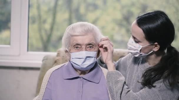 Medisch Masker Kleindochter Een Medisch Masker Haar Gezicht Aan — Stockvideo