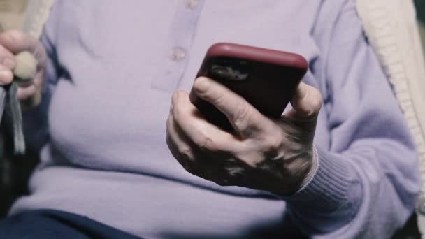 Telemóvel Uma Velha Avó Está Falando Telefone Celular Moderno — Vídeo de Stock