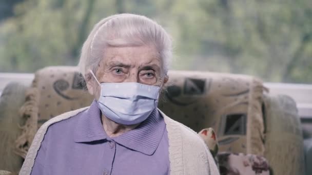 Topeng Medis Seorang Nenek Tua Dengan Masker Medis — Stok Video