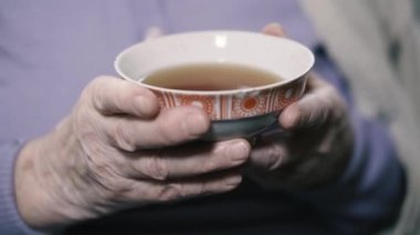 - Çay. Yaşlı bir büyükanne çay içiyormuş..