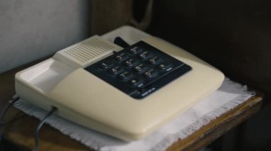 Telefonunuz var. Sabit düğmeli telefon.
