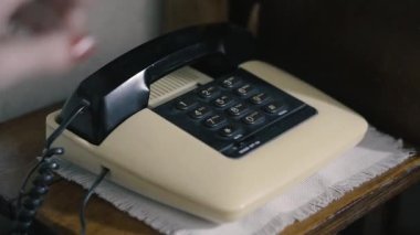 Telefonunuz var. Sabit düğmeli telefon.