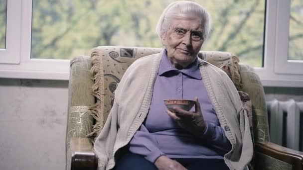 Thé Une Vieille Grand Mère Boit Thé Dans Une Soucoupe — Video