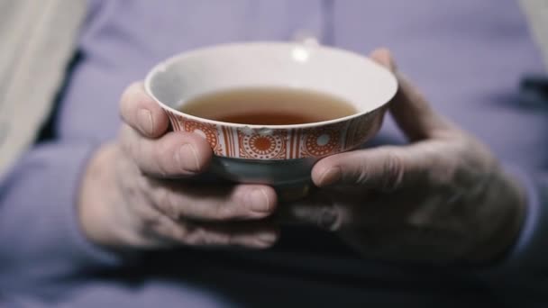 Herbaty Stara Babcia Pije Herbatę Spodka — Wideo stockowe