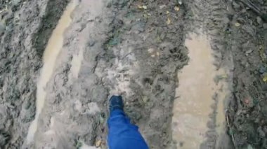 Çamur ve su birikintileri. Yağmurlu havada yürüyüş..