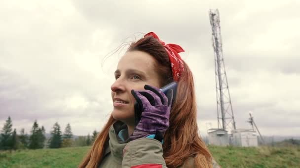 移动塔台在移动通信塔附近用手机交谈的女人 — 图库视频影像