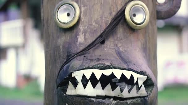 Monster Holzskulptur Form Eines Furchterregenden Monsters — Stockvideo