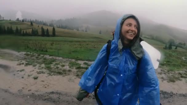 Impermeable Una Mujer Camina Bajo Lluvia Impermeable Con Una Mochila — Vídeo de stock