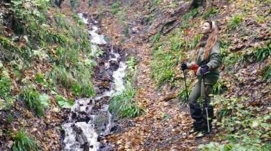 Yürüyüş. Kadın turist dağ yamaçlarında piyon gezdiriyor. Karpatlar. Ukrayna.