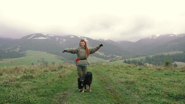 Подорожі Дівчина Їде Пішки Собакою Горах — стокове відео