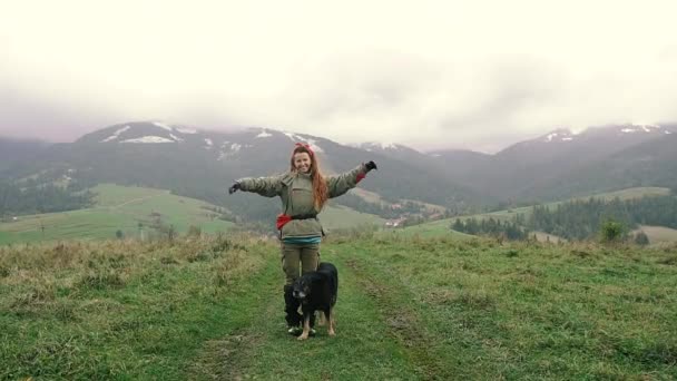 Resor Flickan Färdas Till Fots Med Hunden Bergen — Stockvideo