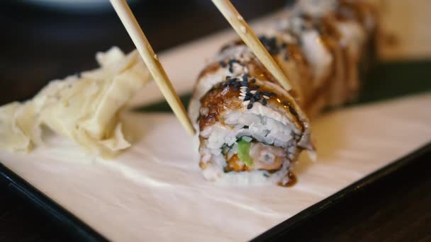 Jídlo Sushi Rohlíky Úhořem Červenou Rybou Detailní Záběr — Stock video