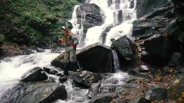 Cascada Mujer Paseos Turísticos Cerca Cascada Más Grande — Vídeos de Stock