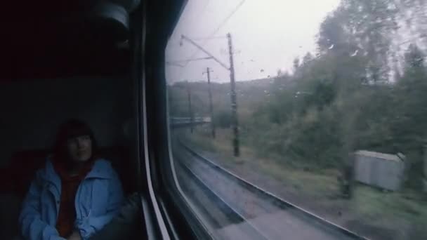 Ett Tåg Tågvagn Där Kvinna Sitter Och Tittar Genom Fönstret — Stockvideo