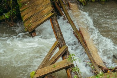 Yıkılmış köprü. Kırık köprü ve hızlı nehir.