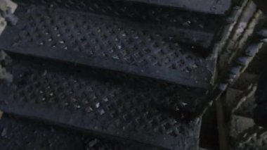 Merdivenler. Eski terk edilmiş merdivenler içeride..