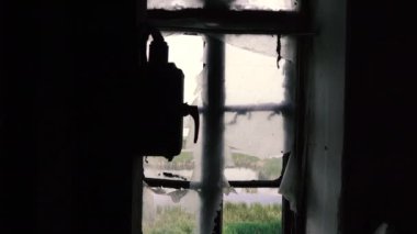 Pencere. Terk edilmiş bir evde kırık bir pencere..