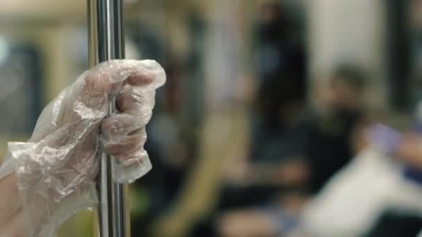 Trilhos Mão Uma Mulher Uma Luva Protetora Segura Corrimão Transporte — Vídeo de Stock
