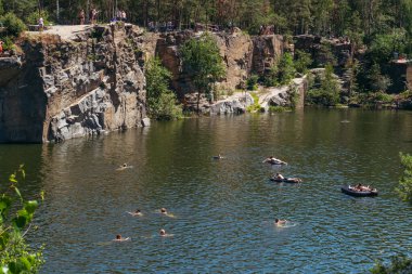 Rahatlama. İnsanlar gölde yataklarda yıkanır..