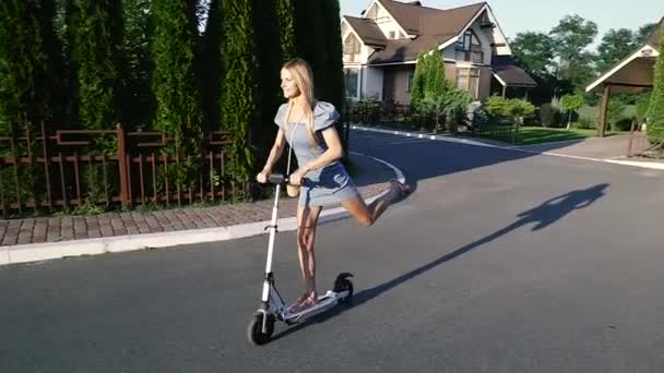 Scootere Žena Jezdí Skútru — Stock video