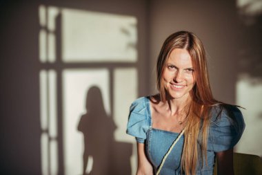 Duygular. Sandalyeye oturan ve utangaç bir kadının portresi..