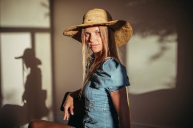 Duygular. Sandalyeye oturan ve utangaç bir kadının portresi..