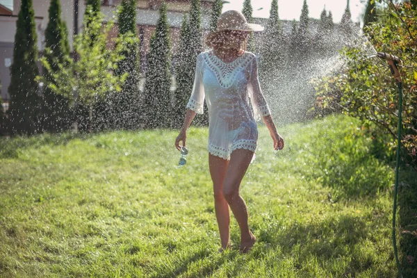 Annaffiare Fiori Donna Sfugge Calore Bagna Dallo Spray Tubo Dell — Foto Stock