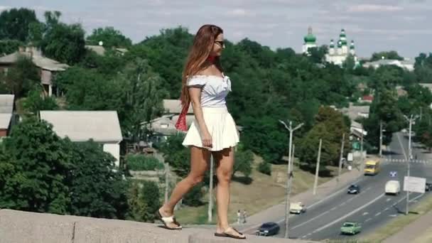 Pěší Turistika Parku Procházela Žena Pozadí Kostela — Stock video