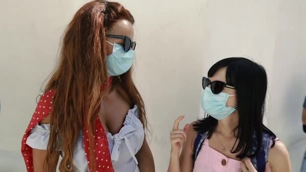 大流行病 两个戴着防护口罩的女人在街上说话 — 图库视频影像