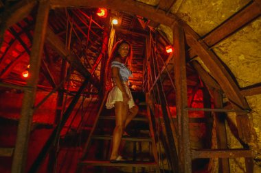 Tünel. Bir kadın uzun ve dar bir tünelde yürüyor..