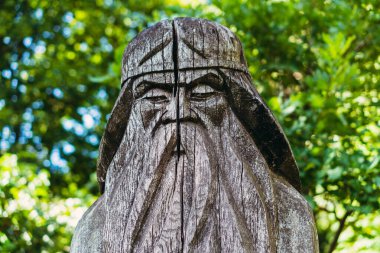 Heykel. Yaşlı bir adamın ahşap heykeli.