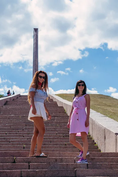 Лестница Две Женщины Поднимаются Длинной Лестнице — стоковое фото