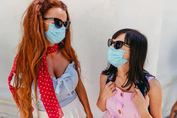 Пандемия Две Женщины Разговаривают Улице Защитных Медицинских Масках — стоковое фото