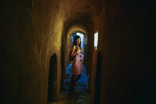 Túnel Una Mujer Camina Por Largo Estrecho Túnel —  Fotos de Stock