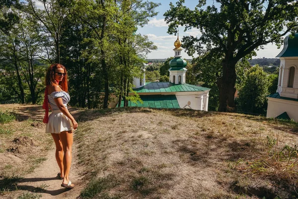 Wandern Eine Frau Geht Park Vor Dem Hintergrund Der Kirche — Stockfoto