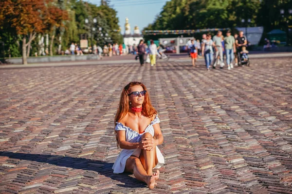 Reise Eine Frau Sitzt Einer Großstadt Auf Dem Asphalt — Stockfoto