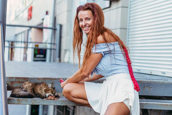 Een Vrouw Voedt Een Dakloze Kat — Stockfoto