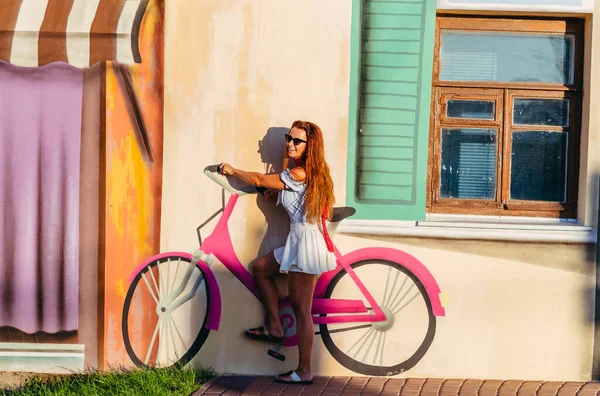 Bicicleta Mujer Posando Sobre Fondo Una Bicicleta Dibujada — Foto de Stock