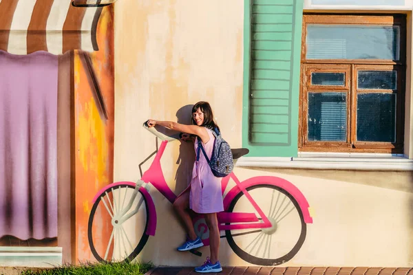 Bicicleta Mulher Posando Contra Fundo Uma Bicicleta Desenhada — Fotografia de Stock