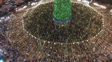 KYIV, UKRAINE - 06 Ocak. 2021 yılı. Ülkenin en büyük yeni yıl ağacı. İnsanlar bayramları Noel ağacının yanında kutluyor. Sofievskaya Meydanı.