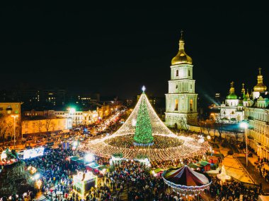KYIV, UKRAINE - 06 Ocak. 2021 yılı. Ülkenin en büyük yeni yıl ağacı. İnsanlar bayramları Noel ağacının yanında kutluyor. Sofievskaya Meydanı.